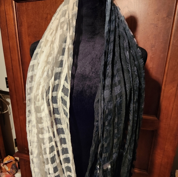 SCARF - Picture 1 of 4